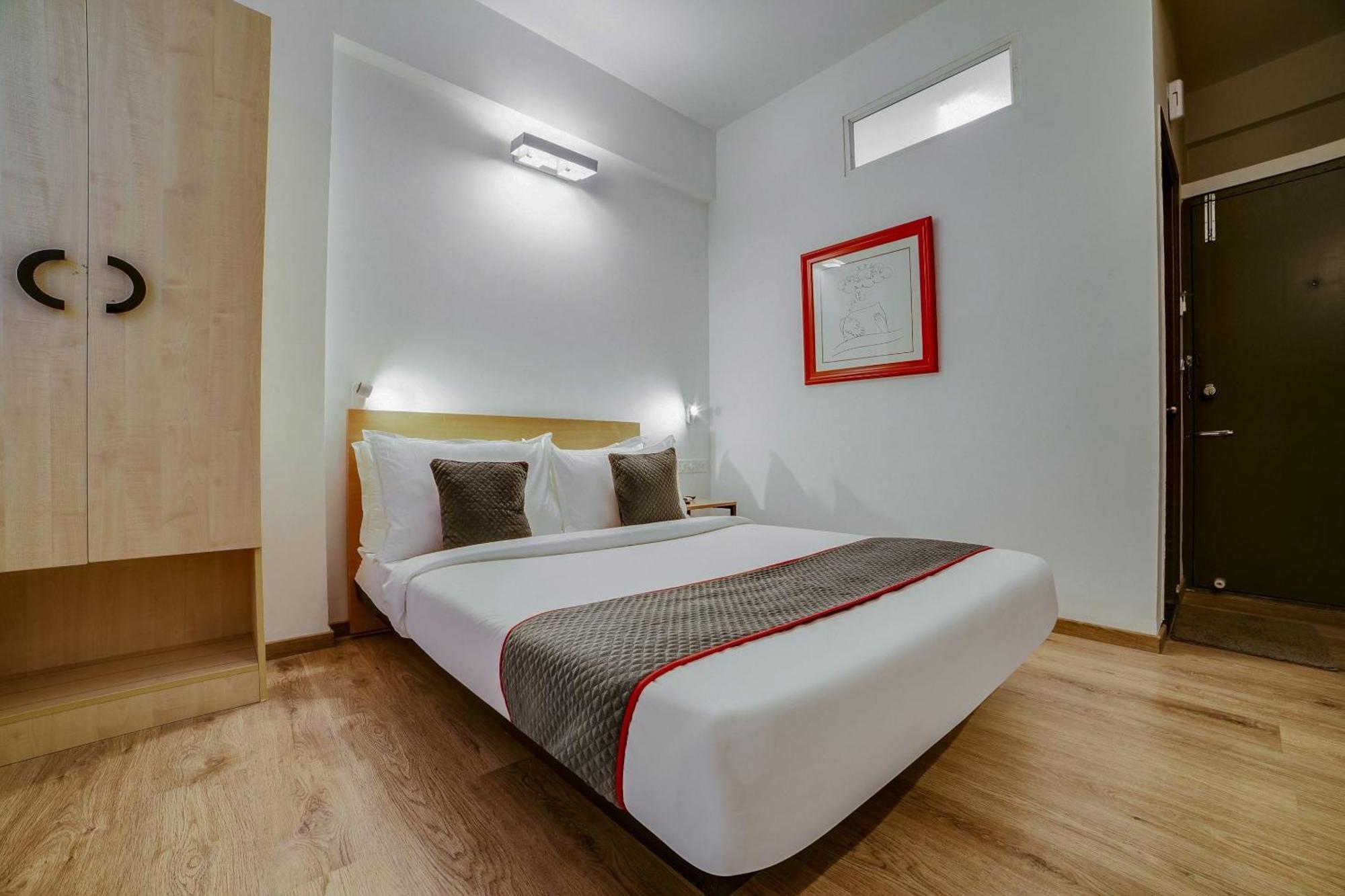 Townhouse Sarvar Hospitality Near Ascendas Park Square Mall 벵갈루루 외부 사진