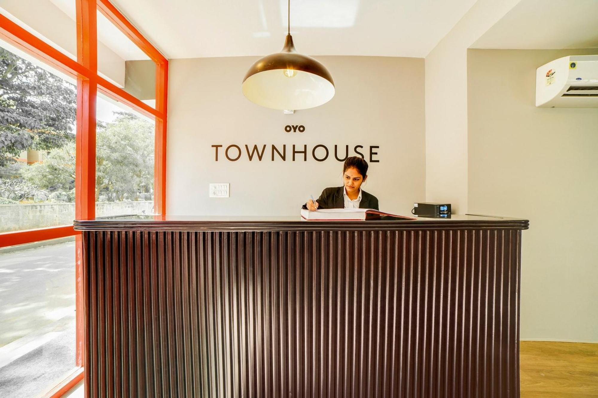 Townhouse Sarvar Hospitality Near Ascendas Park Square Mall 벵갈루루 외부 사진