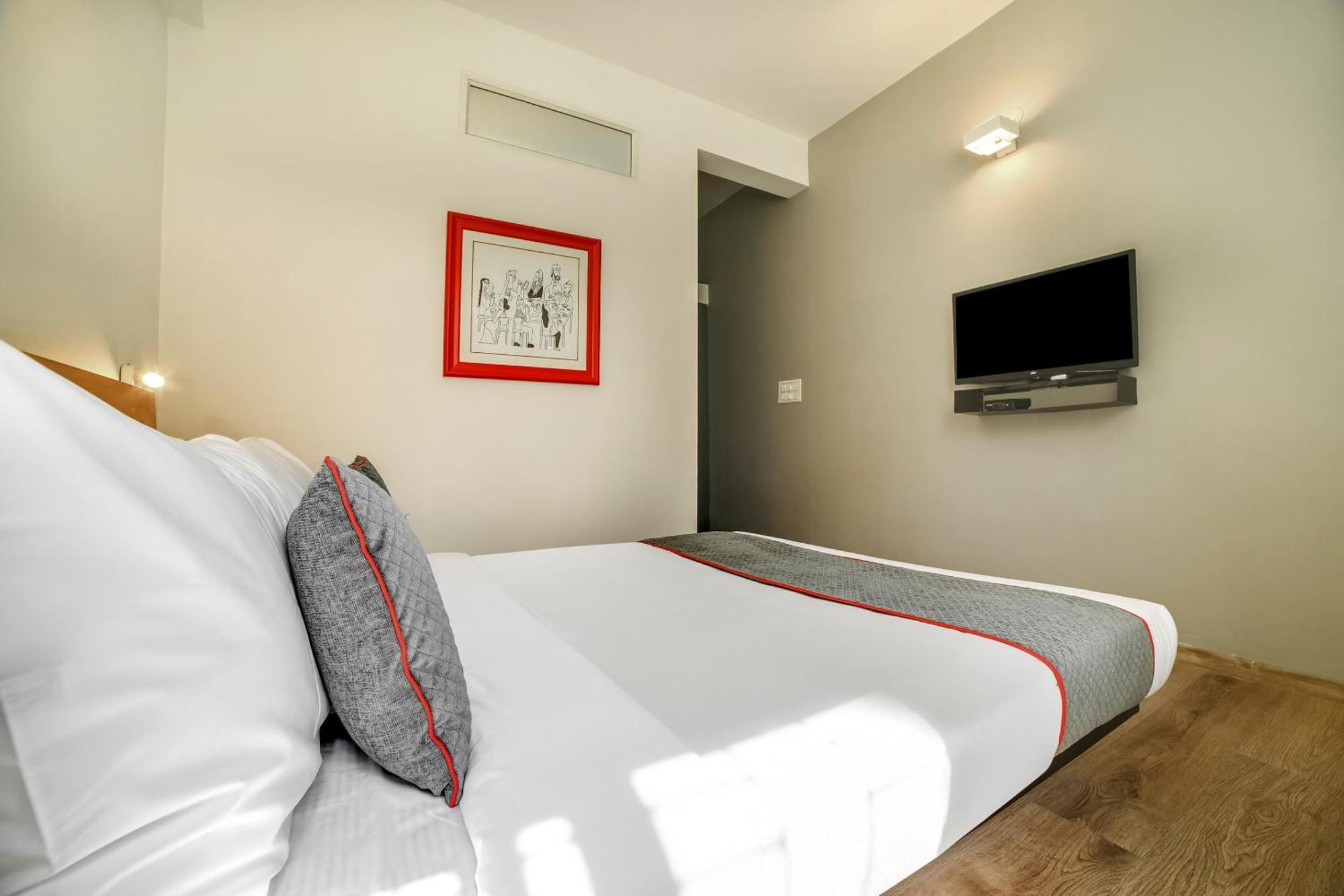 Townhouse Sarvar Hospitality Near Ascendas Park Square Mall 벵갈루루 외부 사진