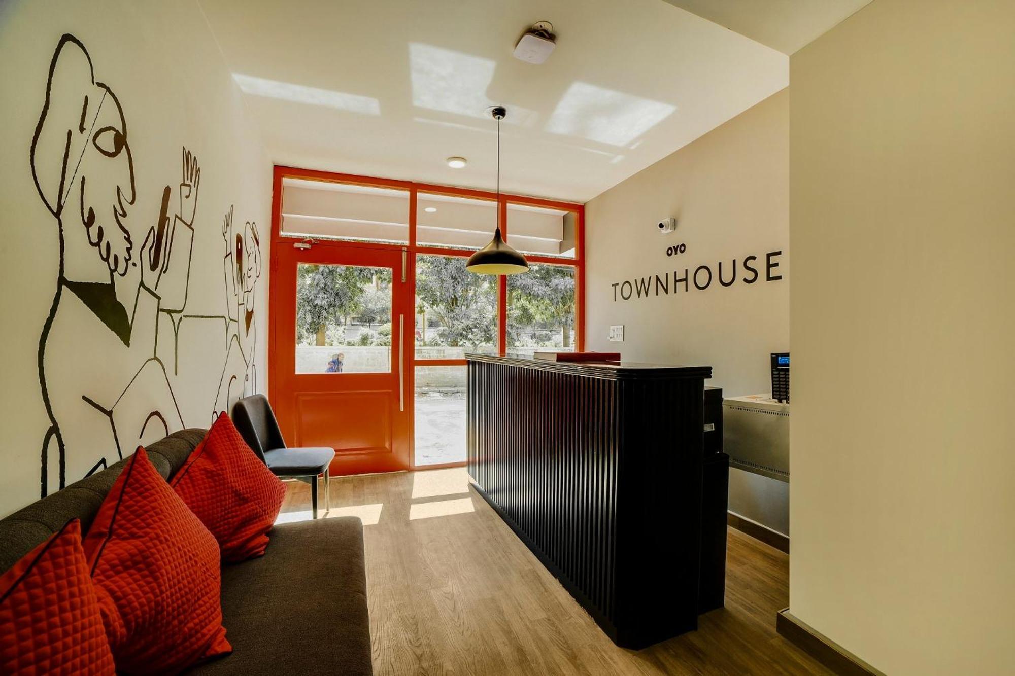 Townhouse Sarvar Hospitality Near Ascendas Park Square Mall 벵갈루루 외부 사진