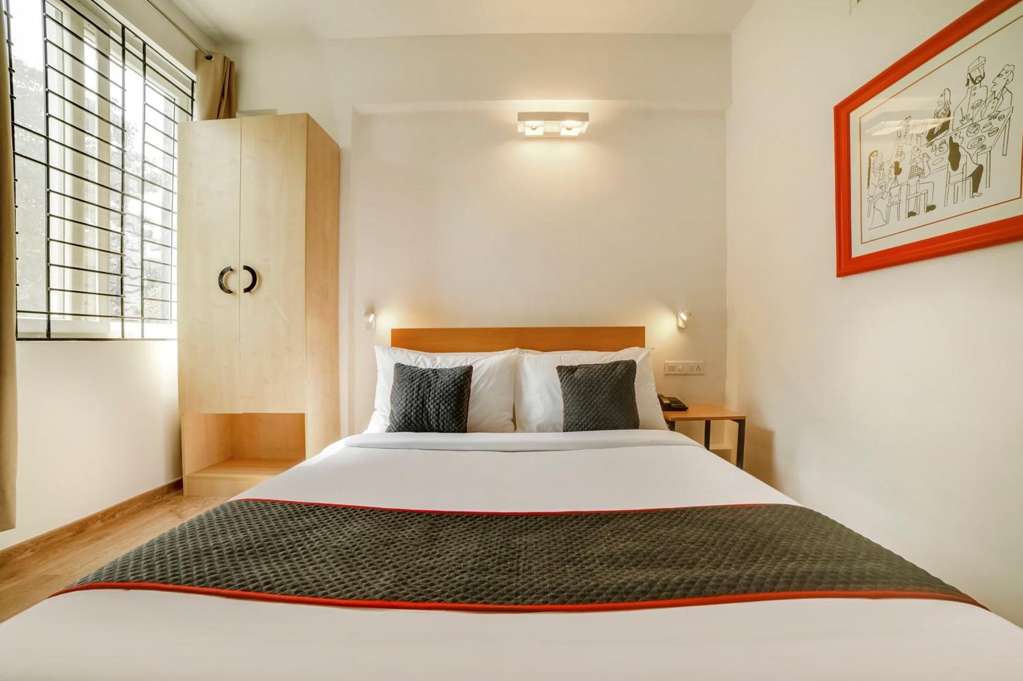 Townhouse Sarvar Hospitality Near Ascendas Park Square Mall 벵갈루루 외부 사진