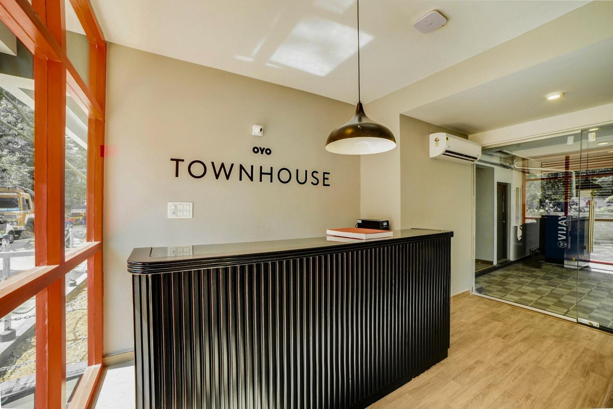 Townhouse Sarvar Hospitality Near Ascendas Park Square Mall 벵갈루루 외부 사진