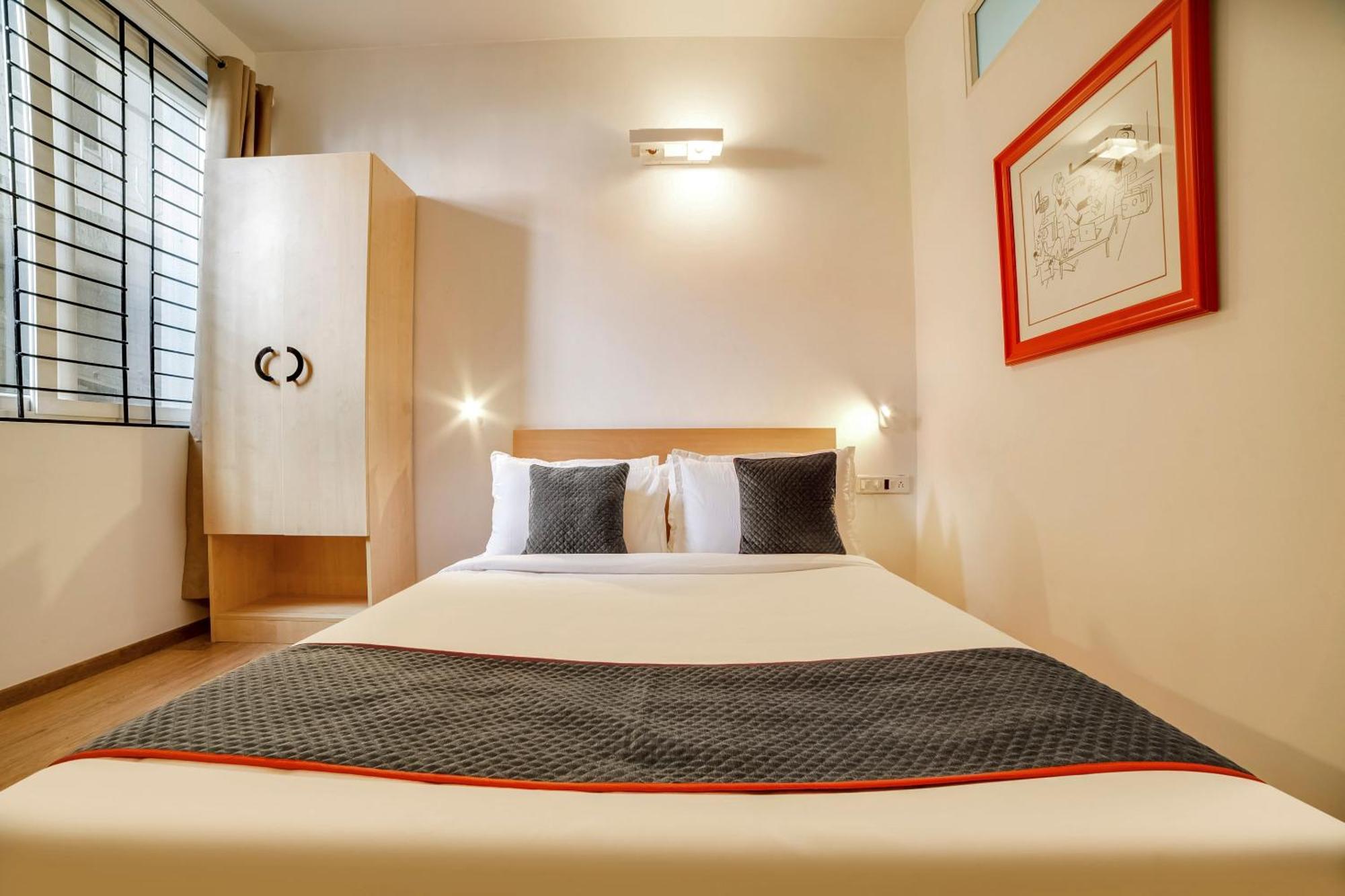 Townhouse Sarvar Hospitality Near Ascendas Park Square Mall 벵갈루루 외부 사진